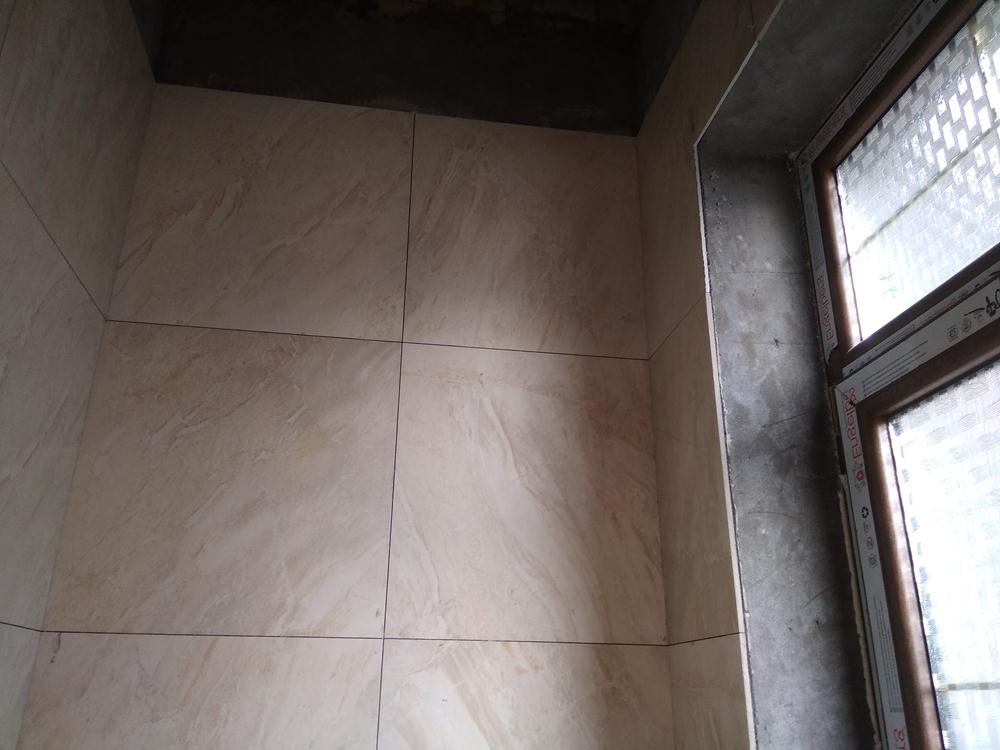 Помощью резинового шпателя и губки.
