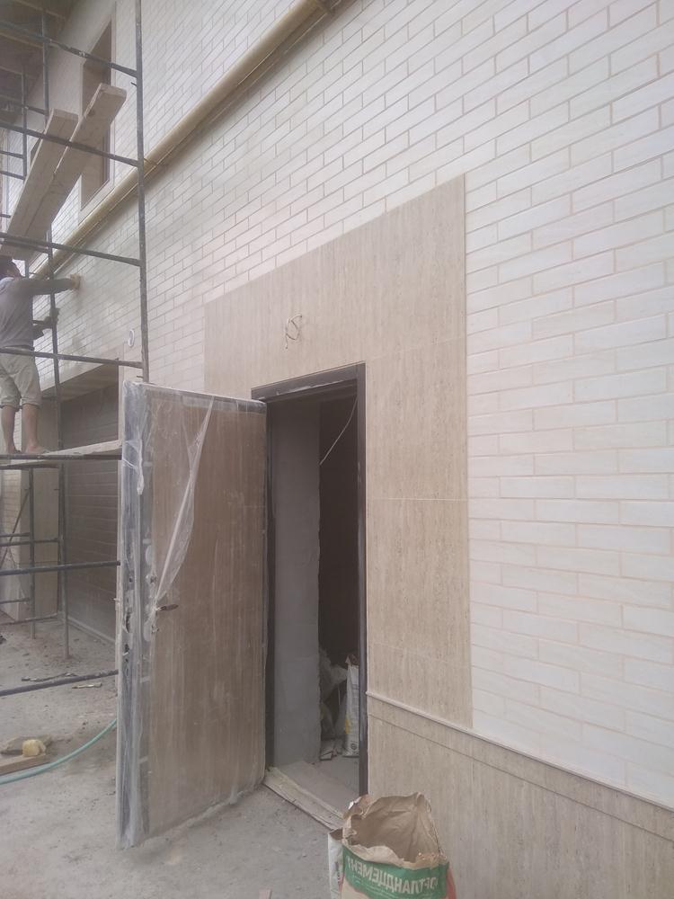 Должен уметь хорошо штукатурить.
