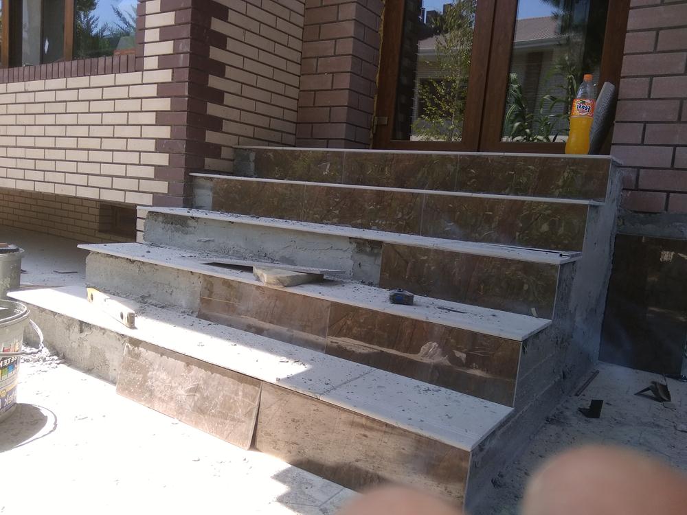 С узором плитки - шотландка.
