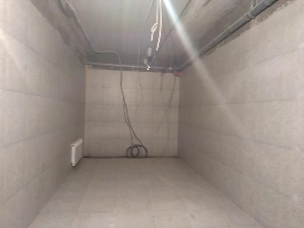 Плиточный клей на оборотную сторону плитки тоненьким слоем.
