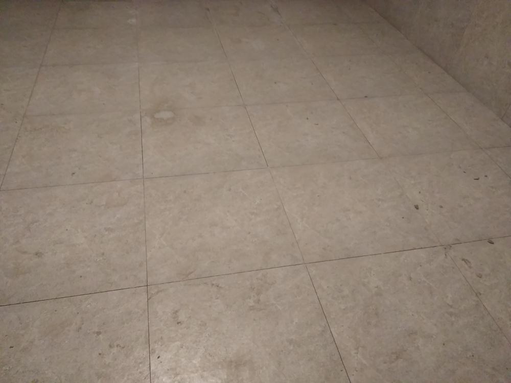 Плитки стоит обратить внимание на то, ровная плитка или нет.
