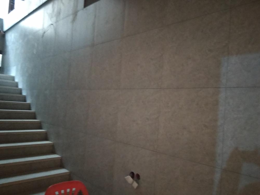 Сделает мне ремонт в ванной, но цены везде были высокие.
