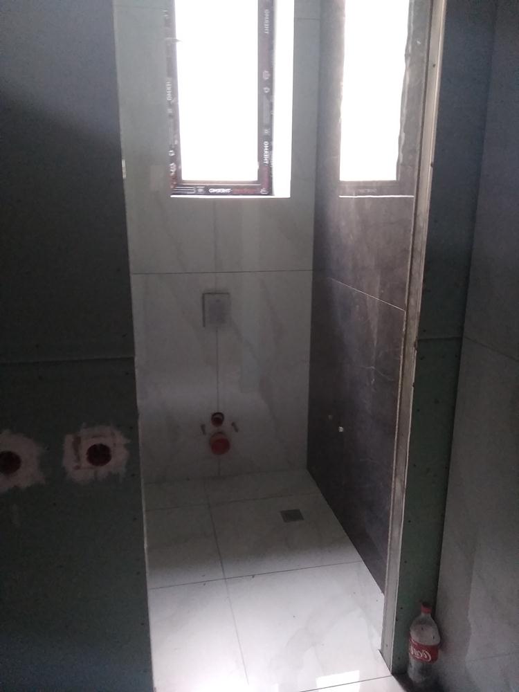 Не вылез, вся плитка целая.
