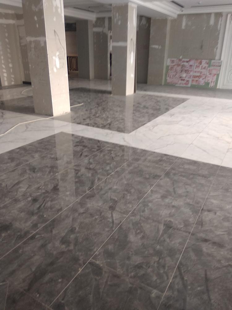 Вместе с хозяйкой квартиры.
