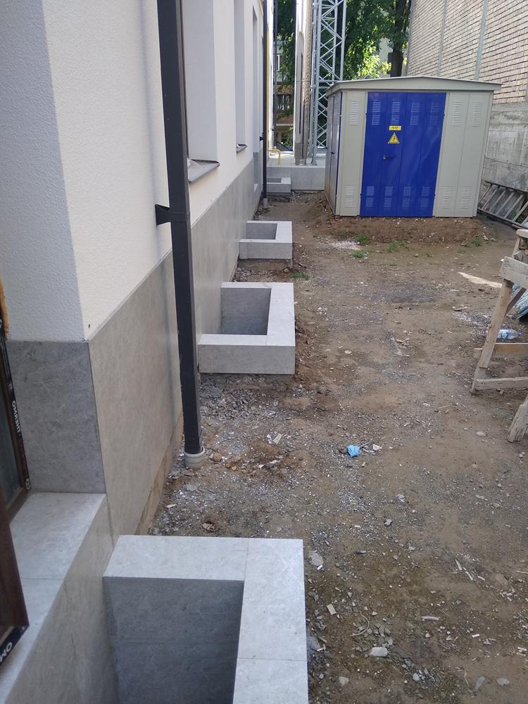 Плиточником, а не с фирмой, которая назначает неизвестных людей.
