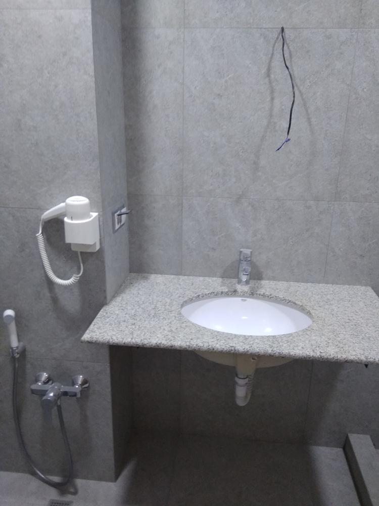 ﻿Обыкновенным строительным уровнем или же правилом.
