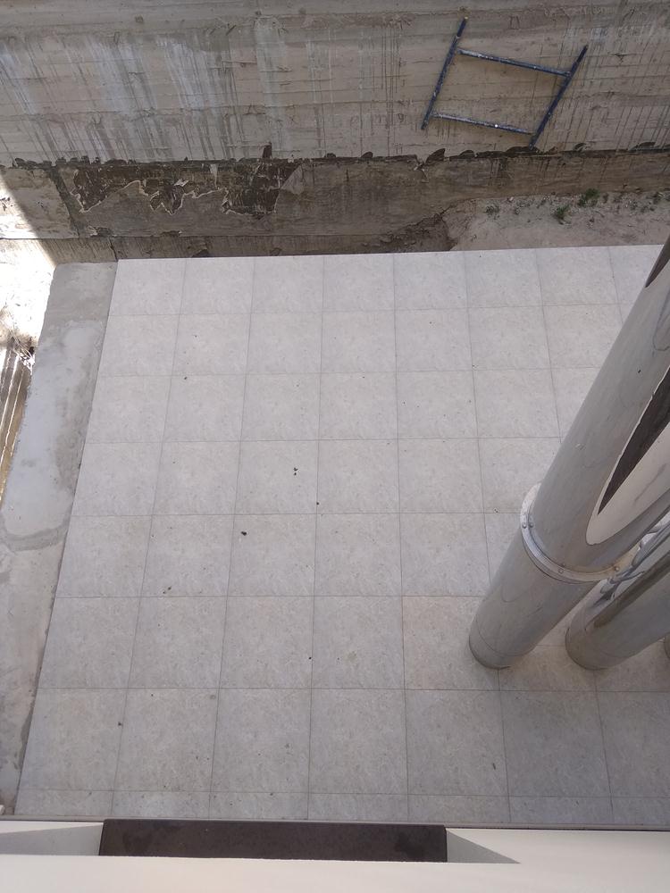 На большом расстоянии и не закрываются штукатуркой.
