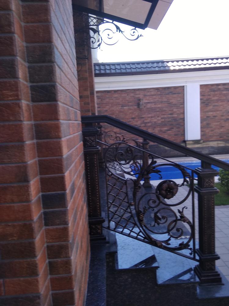 Фартука дизайнер запланировал фартук из плитки.
