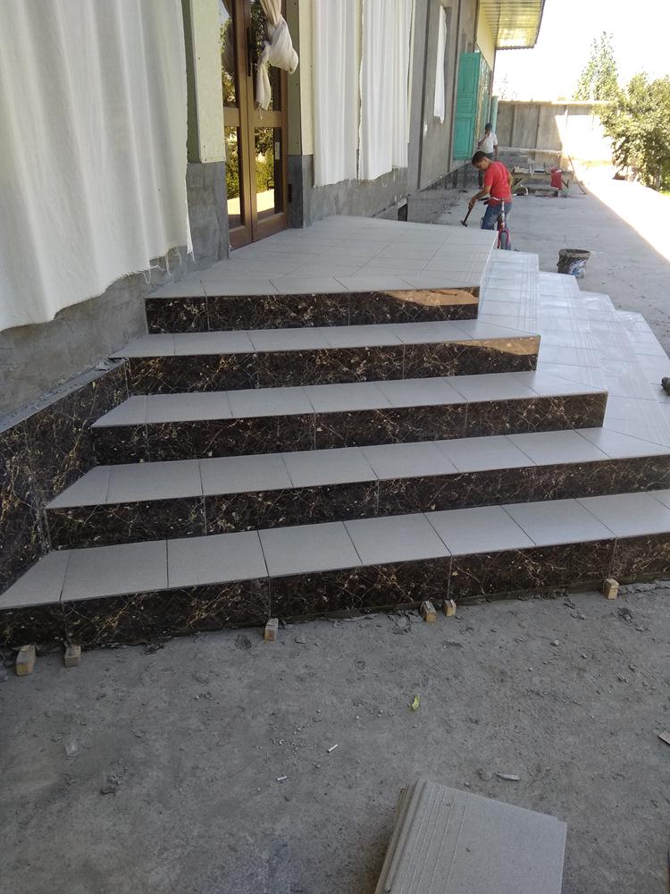 Поэтому я заказал работу по укладке мозаики в бане у него.
